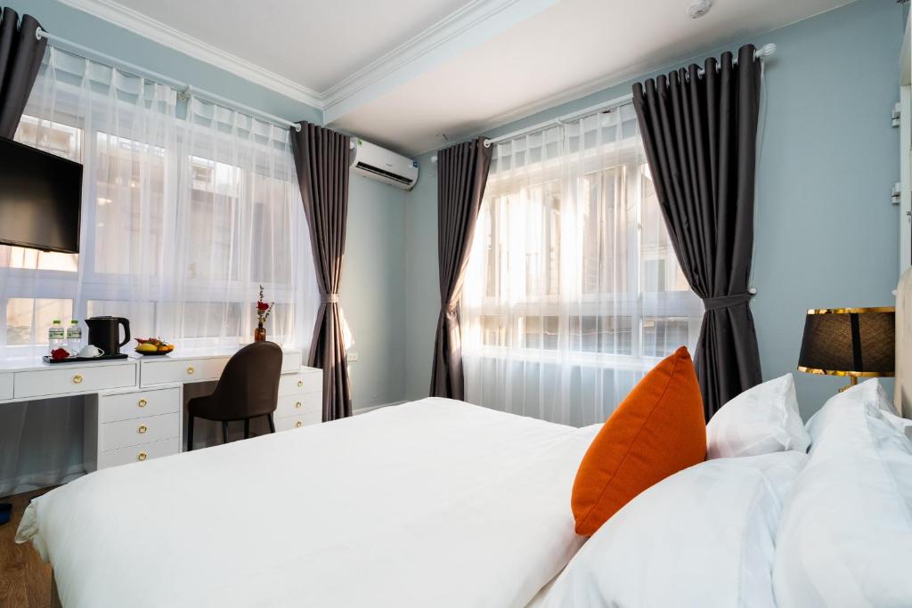 Postel nebo postele na pokoji v ubytování Hanoi Memory Legends Hotel