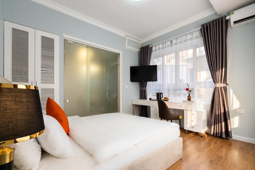 Postel nebo postele na pokoji v ubytování Hanoi Memory Legends Hotel