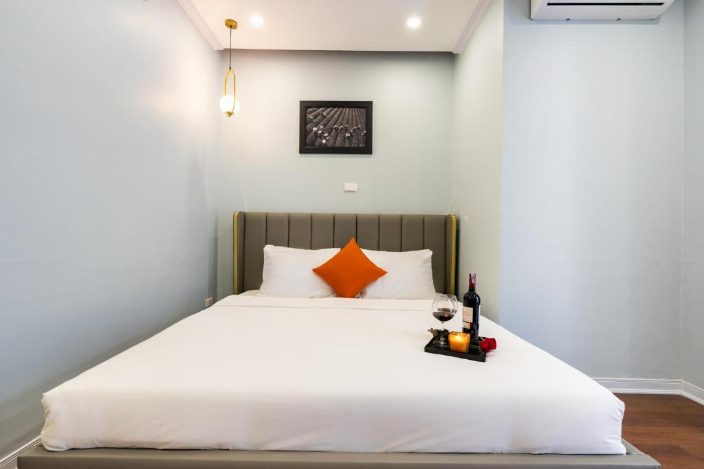 Postel nebo postele na pokoji v ubytování Hanoi Memory Legends Hotel