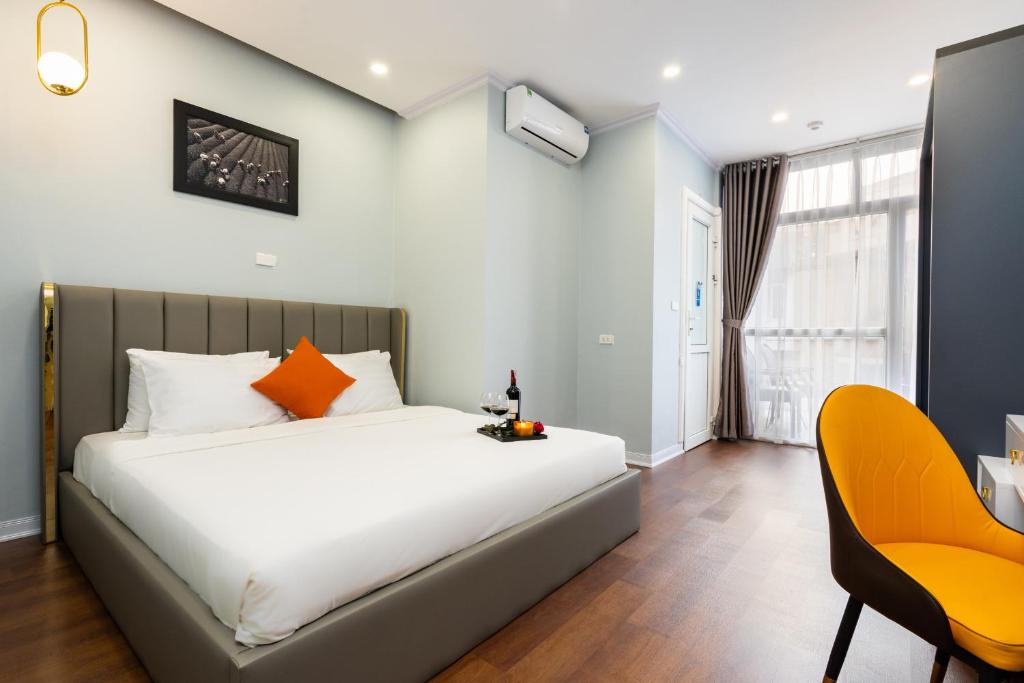Postel nebo postele na pokoji v ubytování Hanoi Memory Legends Hotel