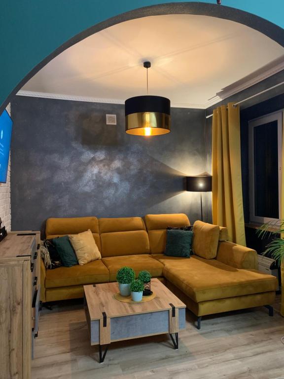 een woonkamer met een bank en een tafel bij Ropienka Ski in Ustrzyki Dolne