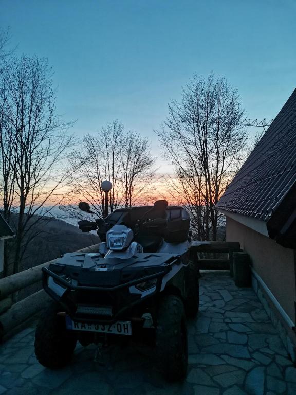 Pogled na izlazak ili zalazak sunca iz ili blizu brvnare