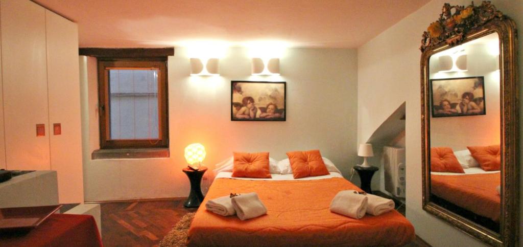フィレンツェにあるAppartamento Girasoleのベッドルーム(ベッド1台、大きな鏡付)