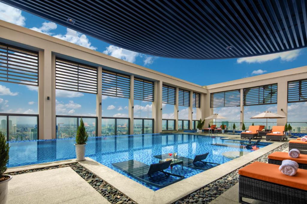 ダナンにあるLuxury Beach Condo 5-star, Rooftop poolの窓のある建物内の大型スイミングプール