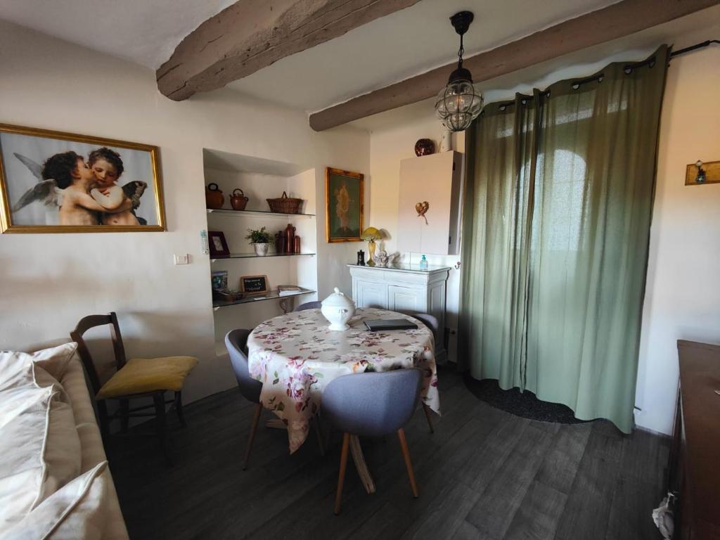 Część wypoczynkowa w obiekcie Maison ancienne romantique avec terrasse panoramique