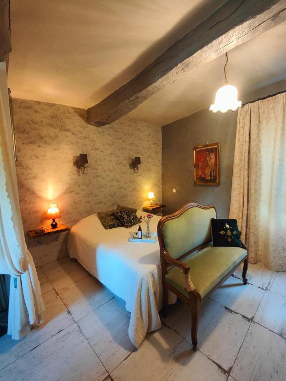 Łóżko lub łóżka w pokoju w obiekcie Maison ancienne romantique avec terrasse panoramique