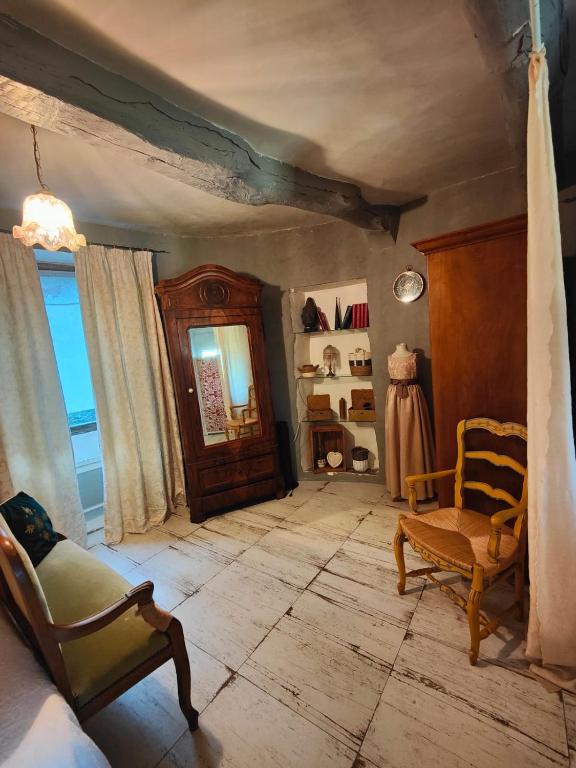 Część wypoczynkowa w obiekcie Maison ancienne romantique avec terrasse panoramique