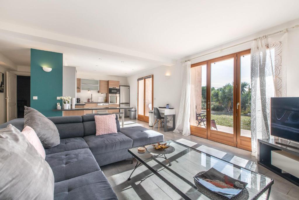 LB Vacation Rentals I Quiet Large 3-Bedroom Apartment with Terrace, Garden & Incredible Mountain View - Housity