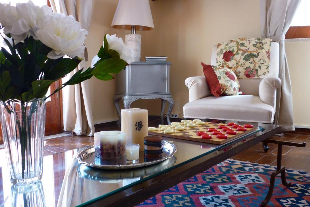 una sala de estar con una mesa de ajedrez en Casa Kina Marsala, en Marsala
