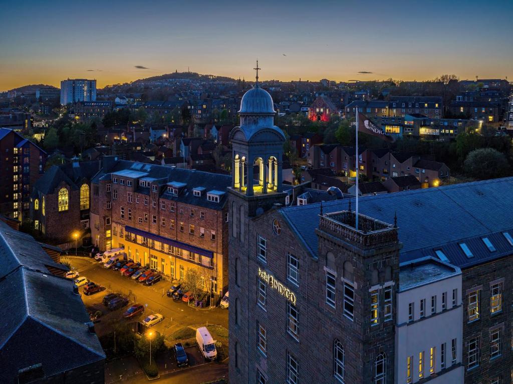 un vieux bâtiment avec une tour d'horloge dans une ville dans l'établissement Hotel Indigo - Dundee, an IHG Hotel, à Dundee