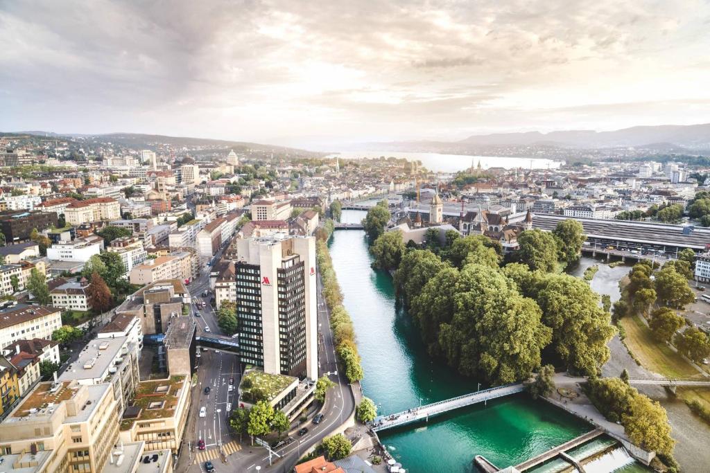 Luftblick auf eine Stadt mit Fluss in der Unterkunft Zurich Marriott Hotel in Zürich