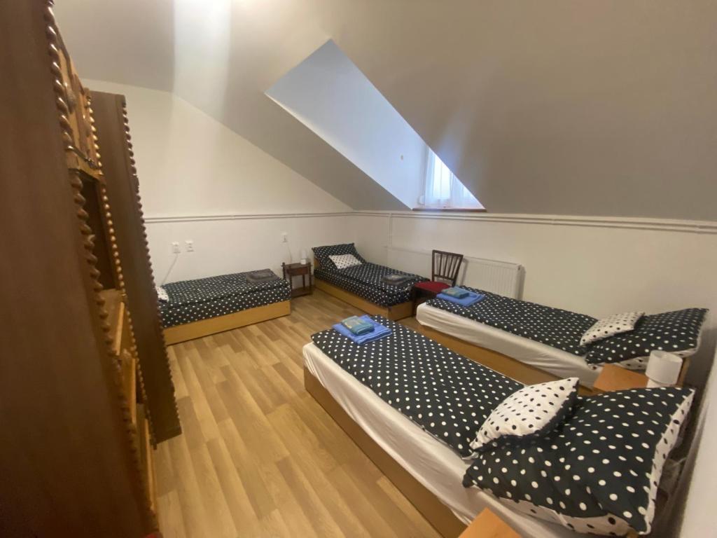 Łóżko lub łóżka w pokoju w obiekcie Evita Vendégház