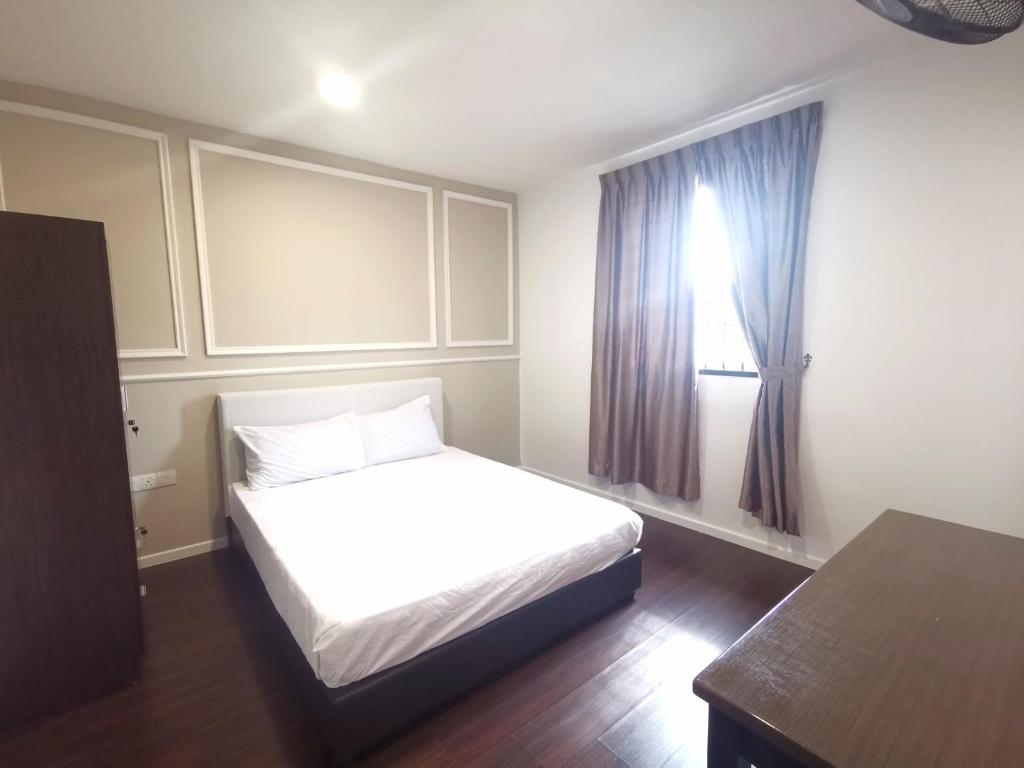 um pequeno quarto com uma cama e uma janela em ₘₐcₒ ₕₒₘₑ【Private Room】@Sentosa 【Southkey】【Mid Valley】 em Johor Bahru