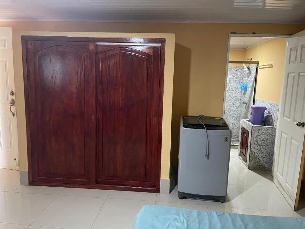 un gran armario de madera en una habitación con un cubo de basura en Havana en Rivas