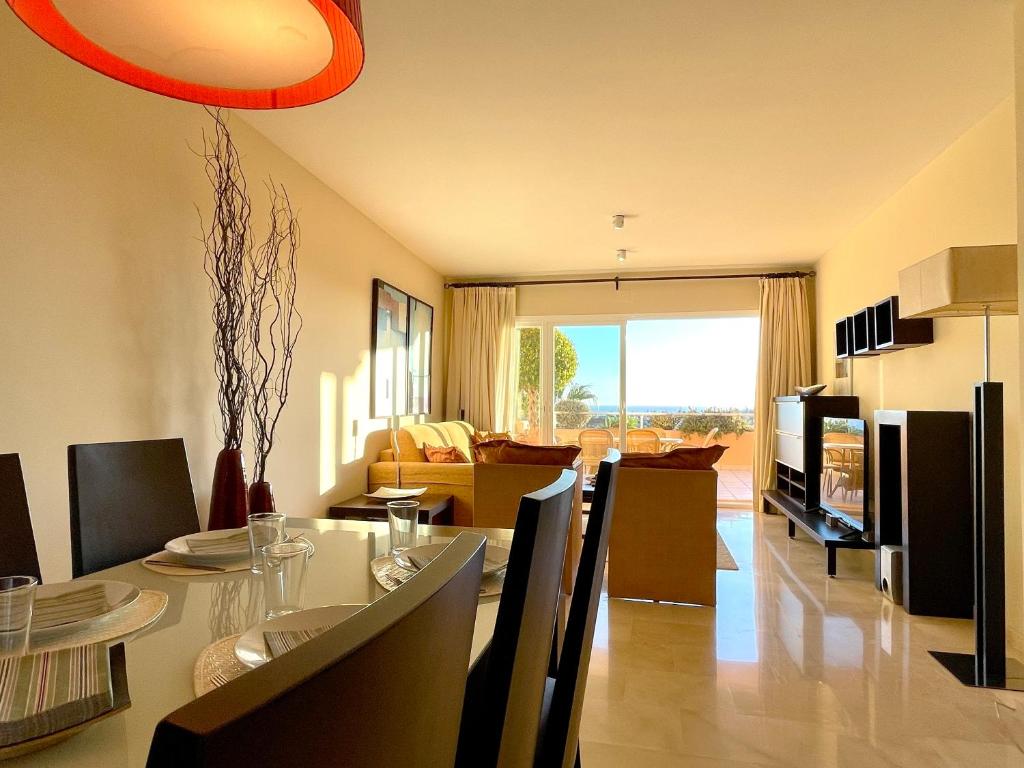 Kuchyňa alebo kuchynka v ubytovaní Malibu Mansion Panoramic dreamhome with jacuzzi by Solrentspain