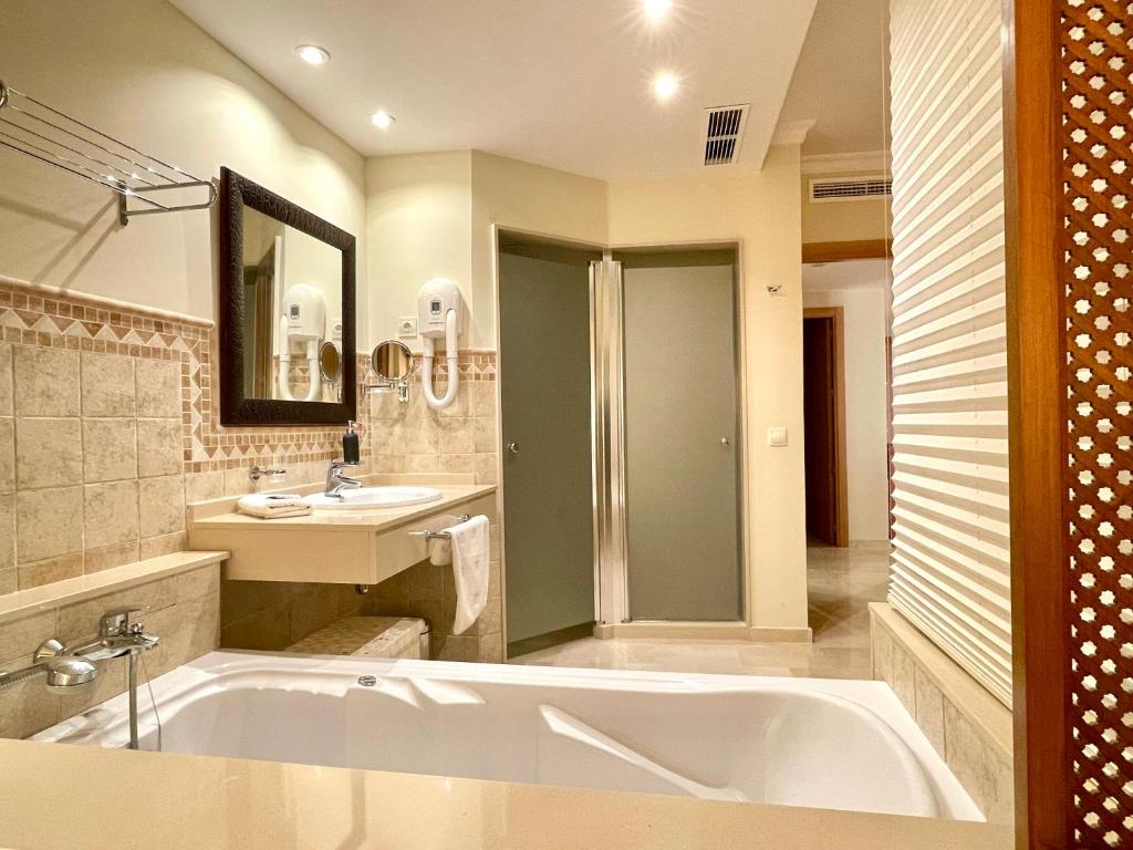 Kúpeľňa v ubytovaní Malibu Mansion Panoramic dreamhome with jacuzzi by Solrentspain