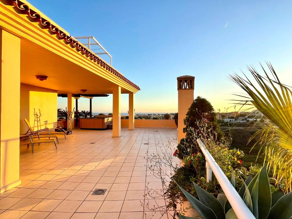 Balkón alebo terasa v ubytovaní Malibu Mansion Panoramic dreamhome with jacuzzi by Solrentspain