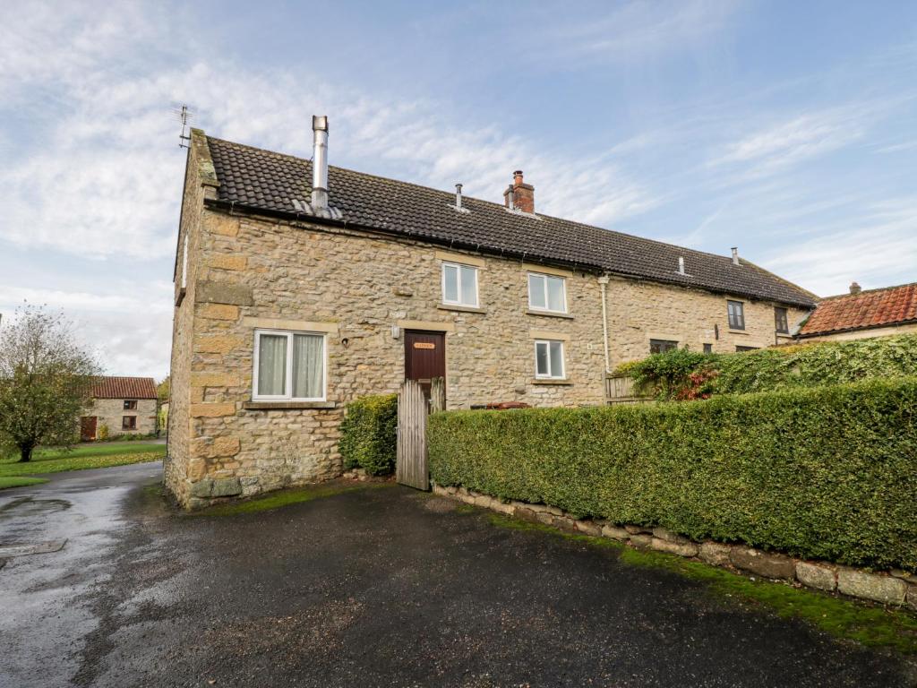 an old stone house with a driveway at Gateside in Pickering