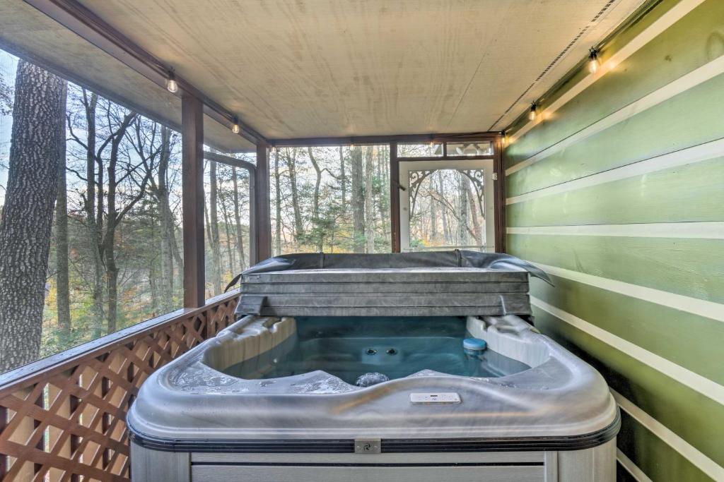 Φωτογραφία από το άλμπουμ του Woodsy Pigeon Forge Hideaway Private Hot Tub σε Pigeon Forge