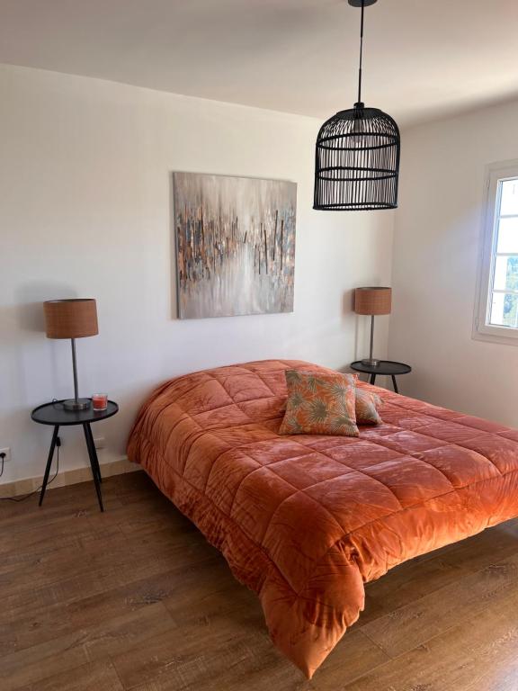 - une chambre avec un grand lit et 2 tables dans l'établissement Magnifique villa avec piscine, à Saint-Maximin-la-Sainte-Baume