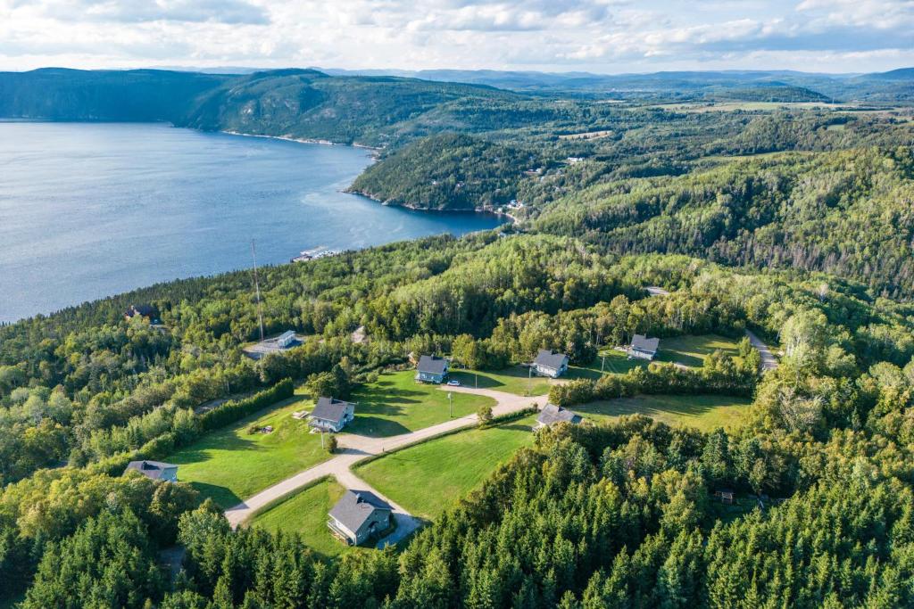 uma vista aérea de uma casa e de um lago em MontFJORD - Chalets, SPA et vue - ChantaFJORD #2 em Sacré-Coeur-Saguenay