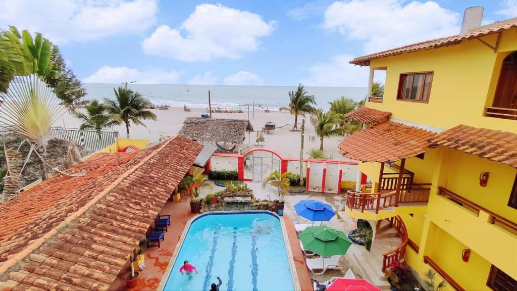 una vista aérea de un complejo con piscina y playa en Hotel Cielo Azul en Atacames