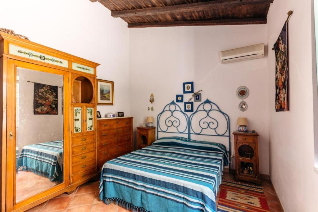 sypialnia z łóżkiem i komodą w obiekcie Villa Lorenza Private beach w mieście Caronia