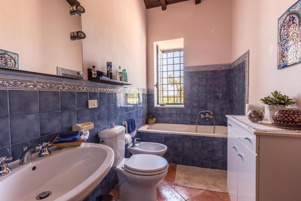łazienka z wanną, toaletą i umywalką w obiekcie Villa Lorenza Private beach w mieście Caronia