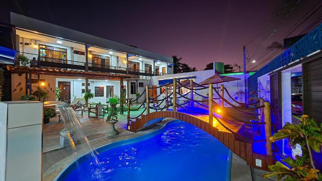 普拉亞多弗朗西絲的住宿－Pousada Brisa e Mar，游泳池内带水滑梯的房子