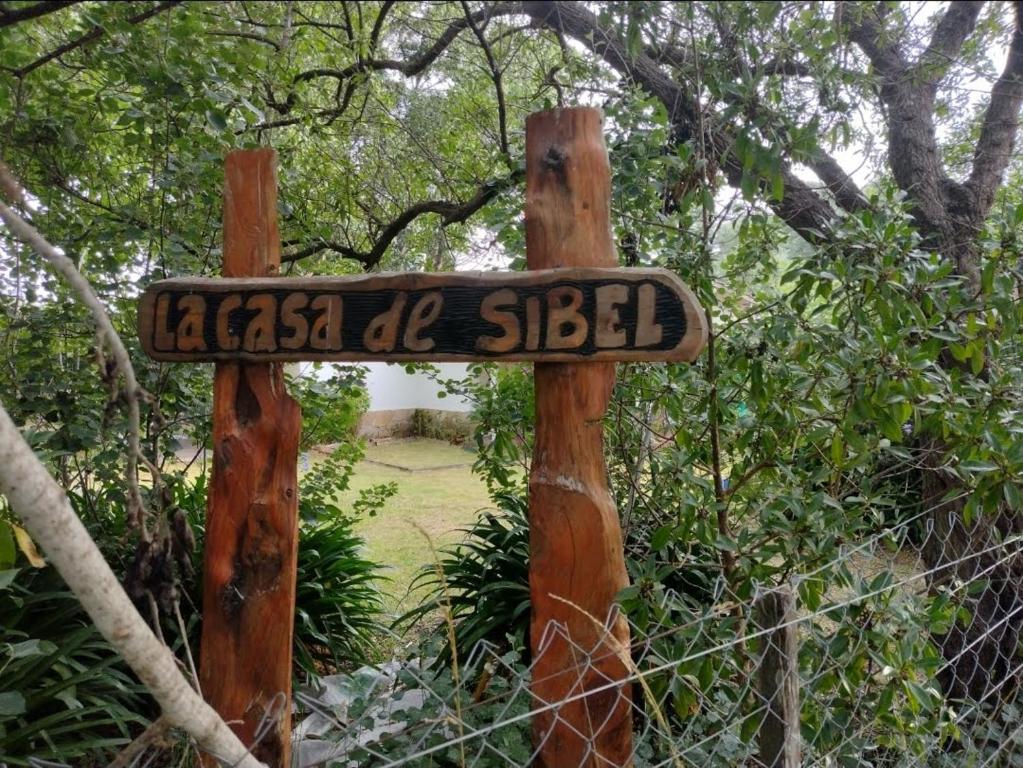 a street sign on a wooden post with a fence at La Casa de Sibel in Chapadmalal