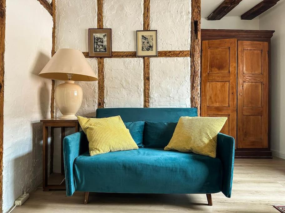 a blue couch in a living room with a lamp at nouvel appartement, Le Colombage Heureux in Sélestat