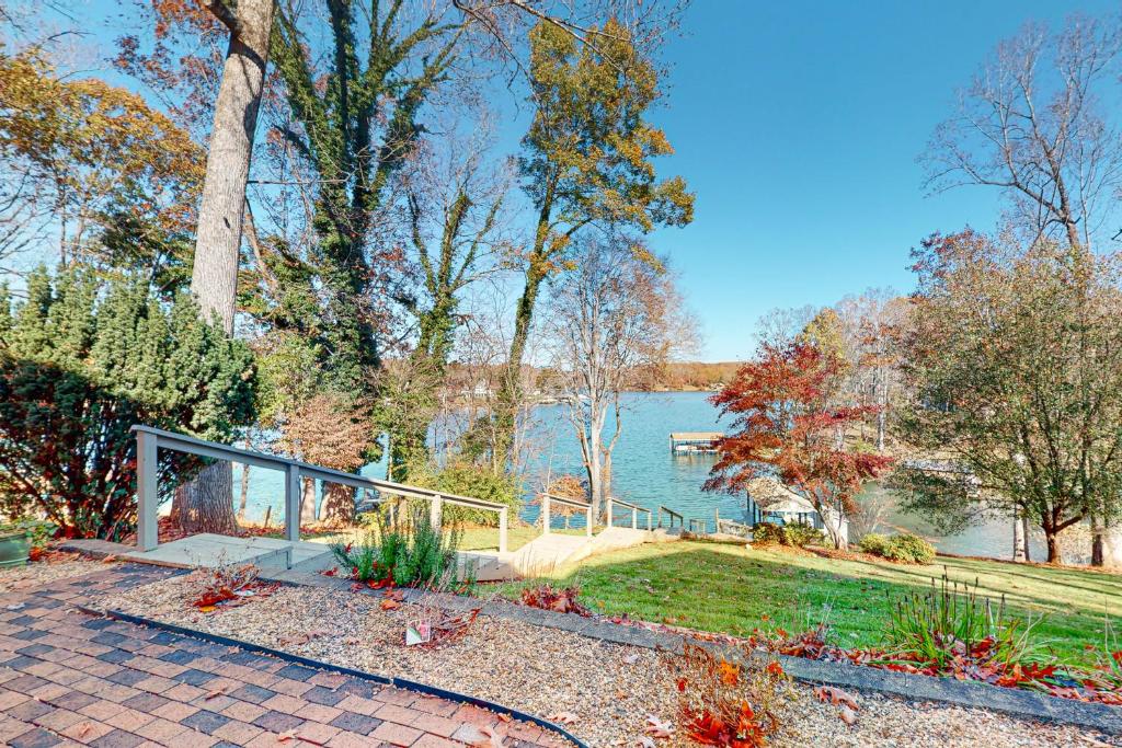 The Lake House on Sunset Point - Haus Mit Drei Schlafzimmern
