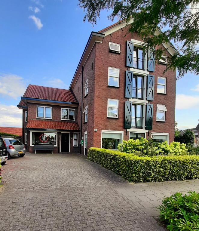 a brick building with a car parked in front of it at B&B de Maalderi-je in Winterswijk