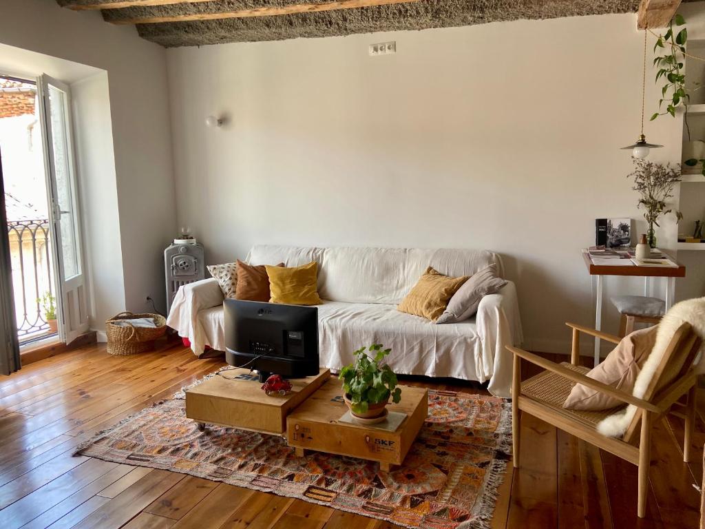 a living room with a white couch and a table at La linterna de San Lorenzo in Burgos