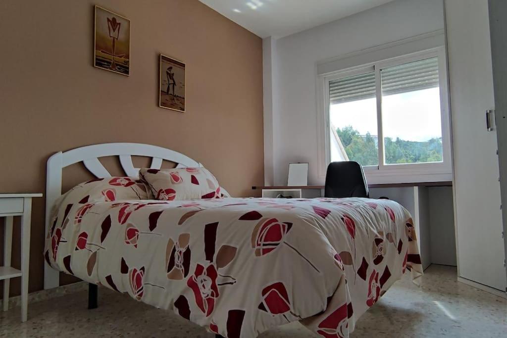 sypialnia z łóżkiem, biurkiem i oknem w obiekcie Casa Gazules w mieście Alcalá de los Gazules