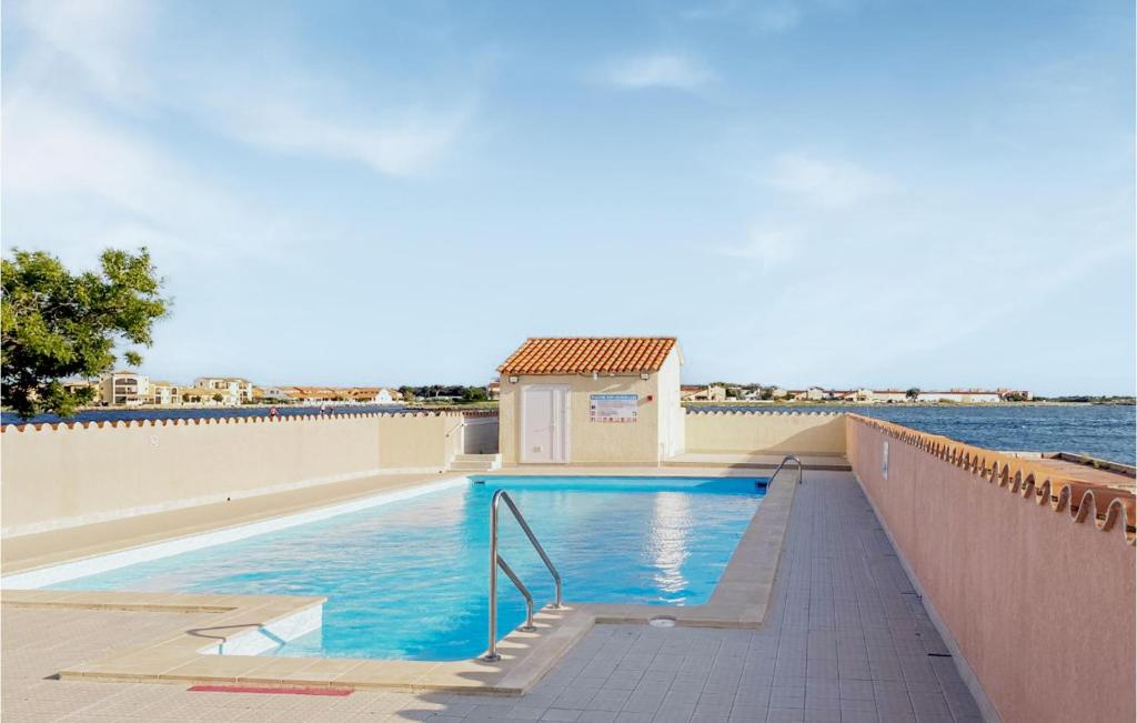 a swimming pool on the roof of a house at Stunning Apartment In Le Barcars With Kitchen in Le Barcarès