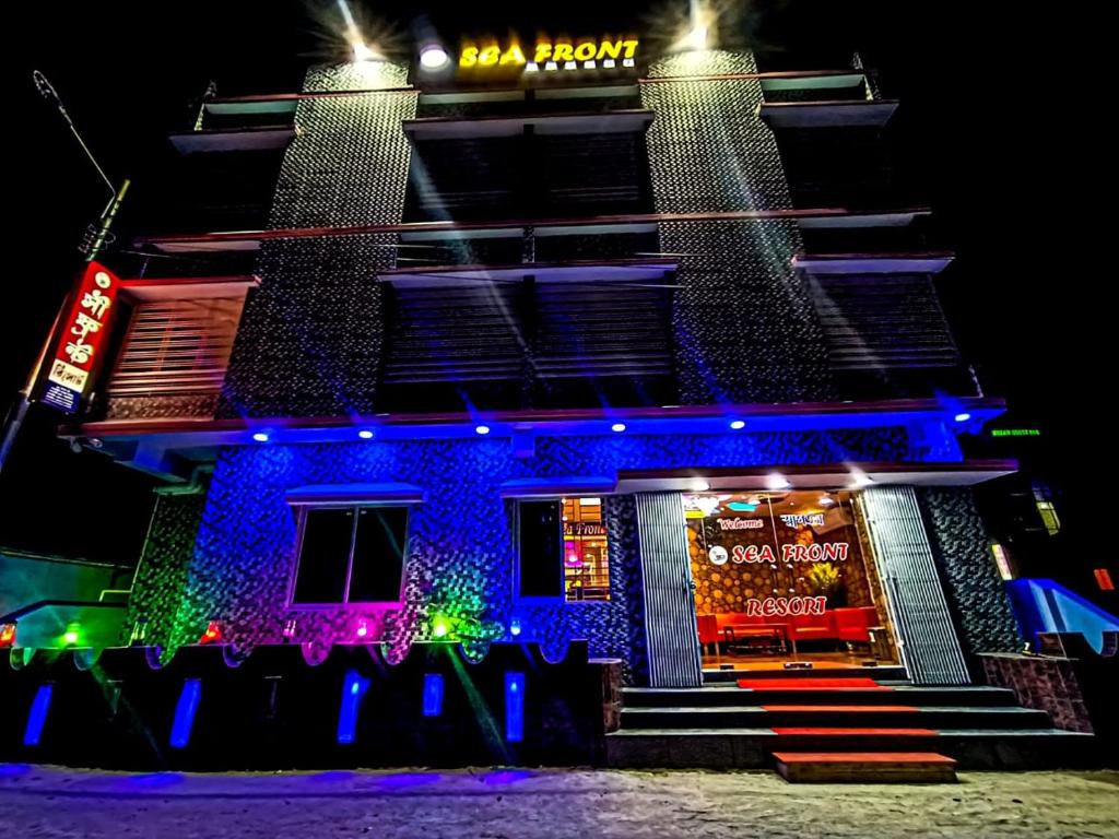 ein Gebäude mit blauen Lichtern an der Seite in der Unterkunft Sea Front Resort in Cox's Bazar