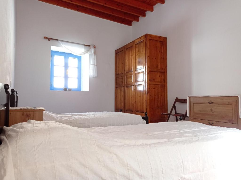 Postel nebo postele na pokoji v ubytování ancient, spacious and quiet stone house in Nisyros
