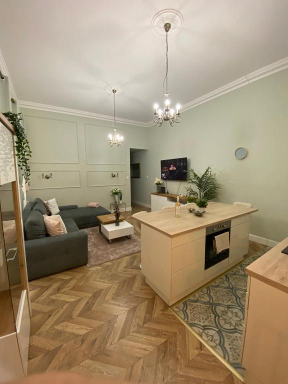sala de estar con sofá y mesa en PJ apartment en Budapest