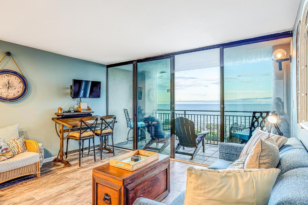 een woonkamer met uitzicht op de oceaan bij Ocean Forest Plaza 606 in Myrtle Beach