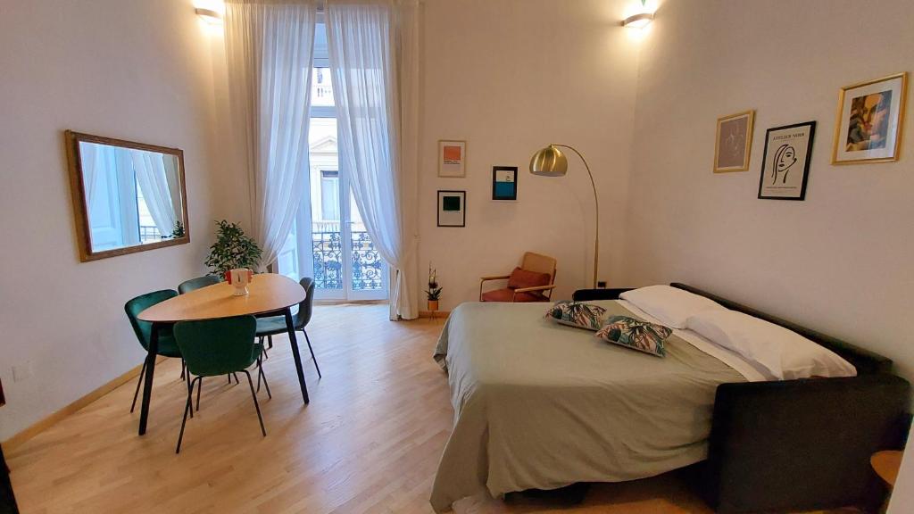 Łóżko lub łóżka w pokoju w obiekcie Maison In Centro