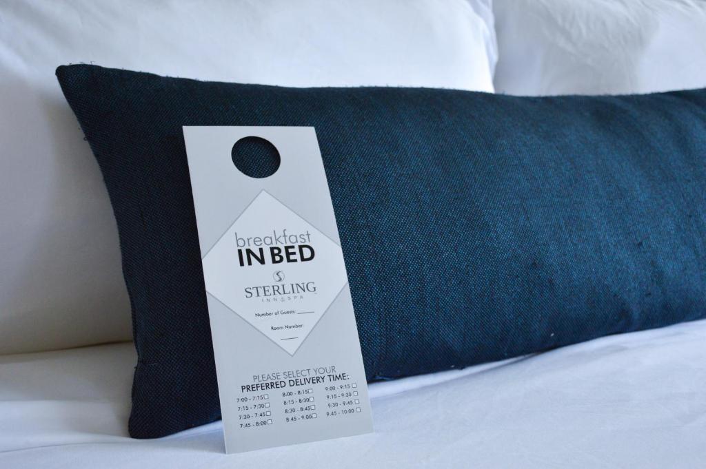 Postel nebo postele na pokoji v ubytování Sterling Inn & Spa