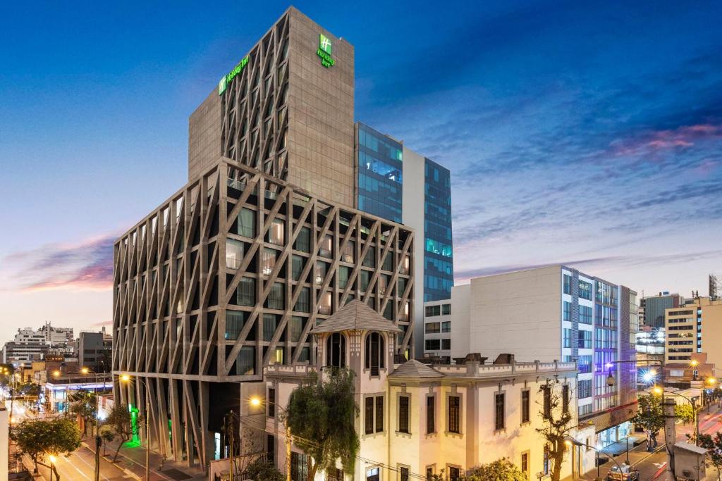 un edificio alto con una señal verde encima en Holiday Inn - Lima Miraflores, an IHG Hotel, en Lima