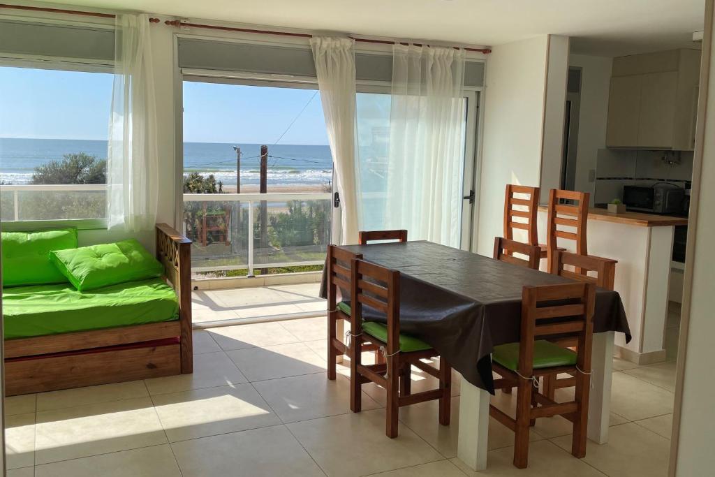 comedor con mesa y sillas y vistas al océano en Meerblick San Bernardo en San Bernardo