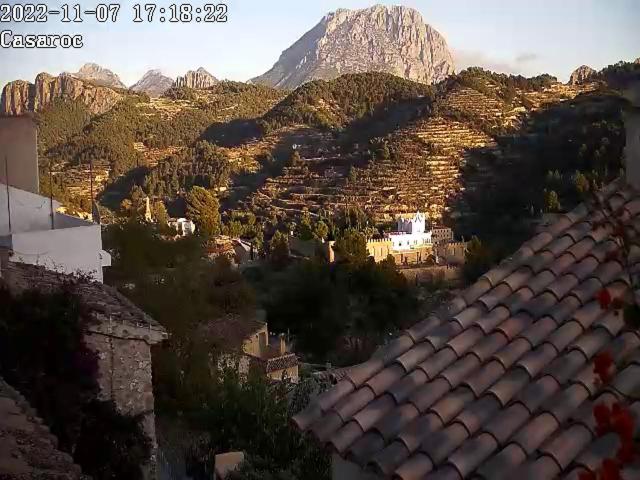 uma vista para uma aldeia com uma montanha ao fundo em Casaroc em Sella