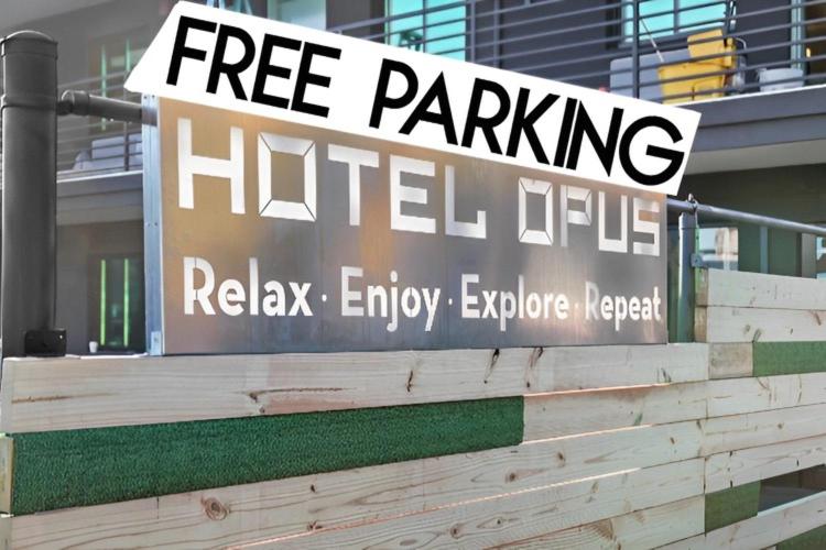 Certifikát, hodnocení, plakát nebo jiný dokument vystavený v ubytování Hotel OPUS Bronx Near Bay Plaza Mall