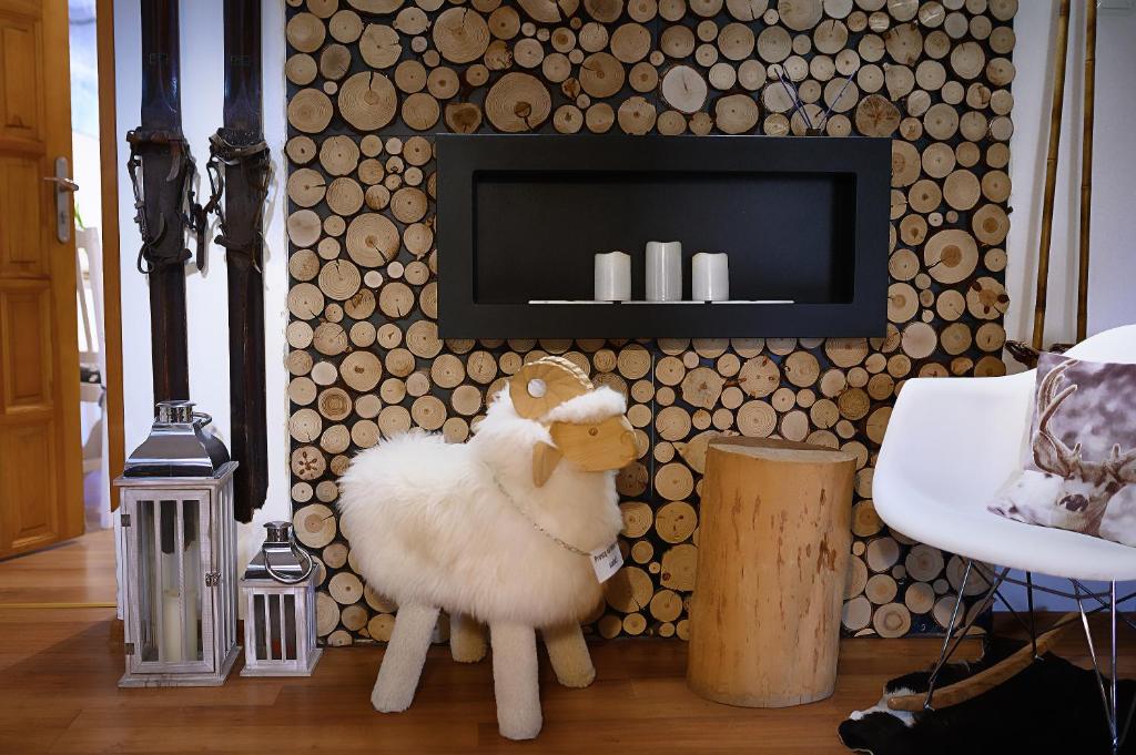 カルパチにあるWilla Igaのテレビの前に立つ羊