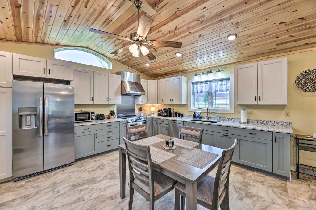 Køkken eller tekøkken på Modern Marlinton Home with Hot Tub and Mtn Views!
