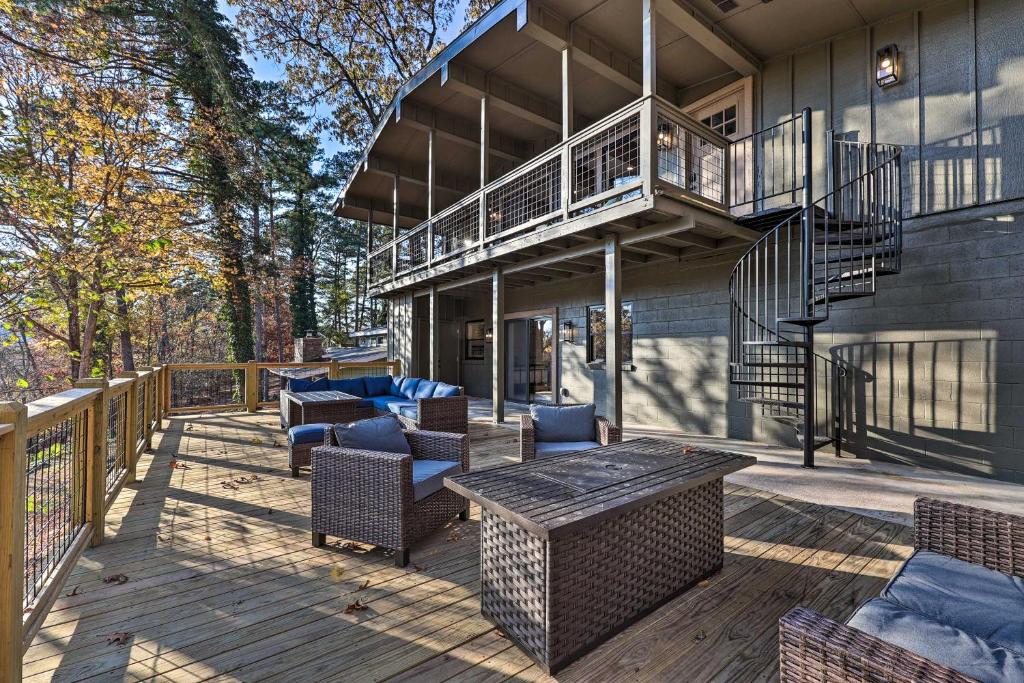 Μπαλκόνι ή βεράντα στο Renovated Bella Vista Retreat Less Than 2 Mi to Golf!