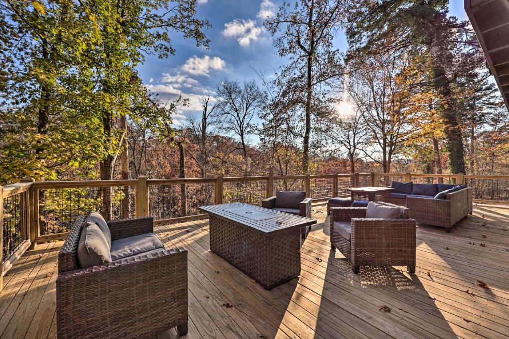 Rõdu või terrass majutusasutuses Hike, Bike and Unwind Bella Vista Family Home!